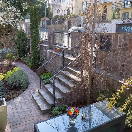 Apartamento 2+kk, 50 M2 V Klidne Lokalite. 10 Min Od Centra Prahy.