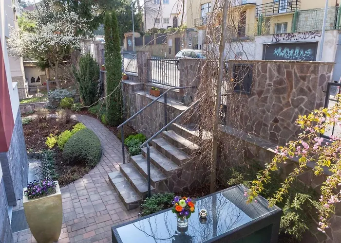Apartament 2+kk, 50 M2 V Klidne Lokalite. 10 Min Od Centra Prahy.