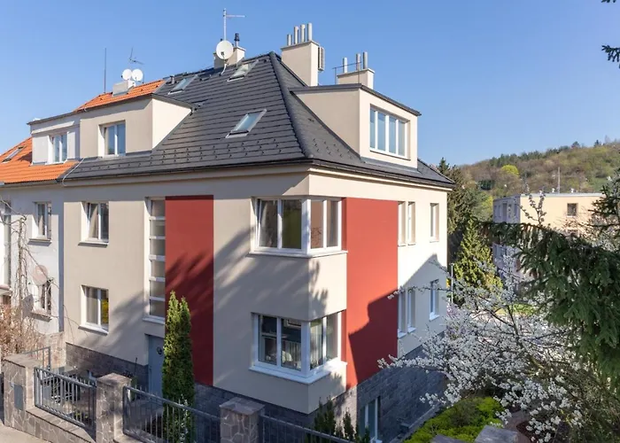 2+kk, 50 M2 V Klidne Lokalite. 10 Min Od Centra Prahy. Praga