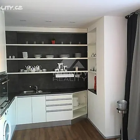 Apartman 2+kk, 50 M2 V Klidne Lokalite. 10 Min Od Centra Prahy. *
